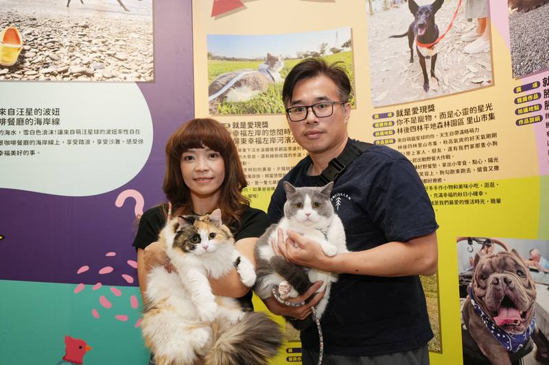 屏東縣政府舉辦第2屆「金腳印獎」寵物攝影與短影音競賽，施姓夫婦飼養的貓咪娜娜（前左）與QQ（前右）各抱回「最佳創意獎」、「就是愛現獎」，8日與主人一同出席頒獎典禮。