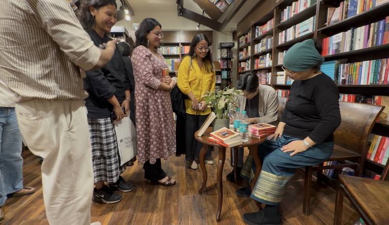 台灣作家楊双子（右2）著作「臺灣漫遊錄」近期在印度出版界引發迴響，她6日在德里舉辦座談闡述創作理念，並為民眾簽書留念。