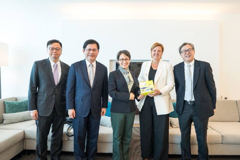 擔任IPAC比利時共同主席的比利時眾議院外交委員會主席Els Van Hoof（右二）接機歡迎蕭美琴副總統及外交部長林佳龍。