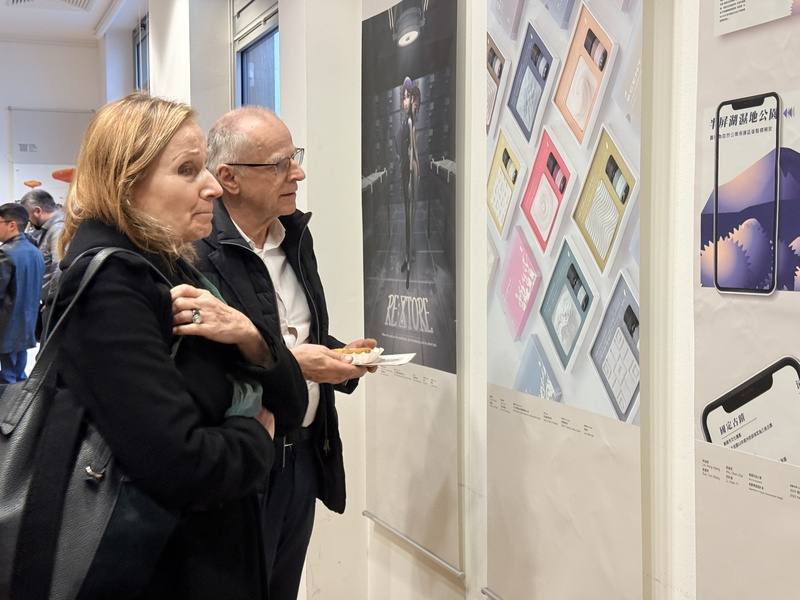 德國觀眾在柏林「看見台灣，設計之光」特展，參觀台灣學生歷年榮獲紅點設計獎作品。