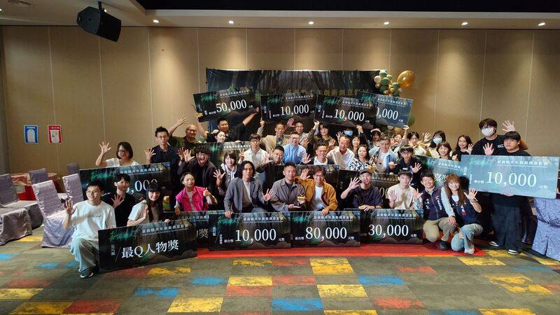以「嘉映職人」為主題，第5屆嘉義縣青年創新創意影展競賽9日頒獎，近百部長、短影片參與競賽，會後創作者與評審團合影，場面熱絡。