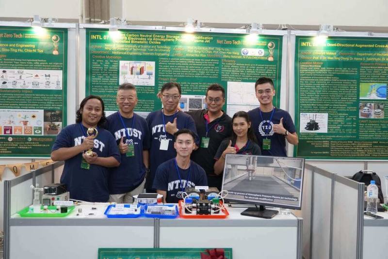 台灣科技大學機械系特聘教授郭俞麟（左2）的團隊研發釩液流電池，主打低碳製程、長壽命與高安全性，並大幅降低製造時碳足跡。（台科大提供）