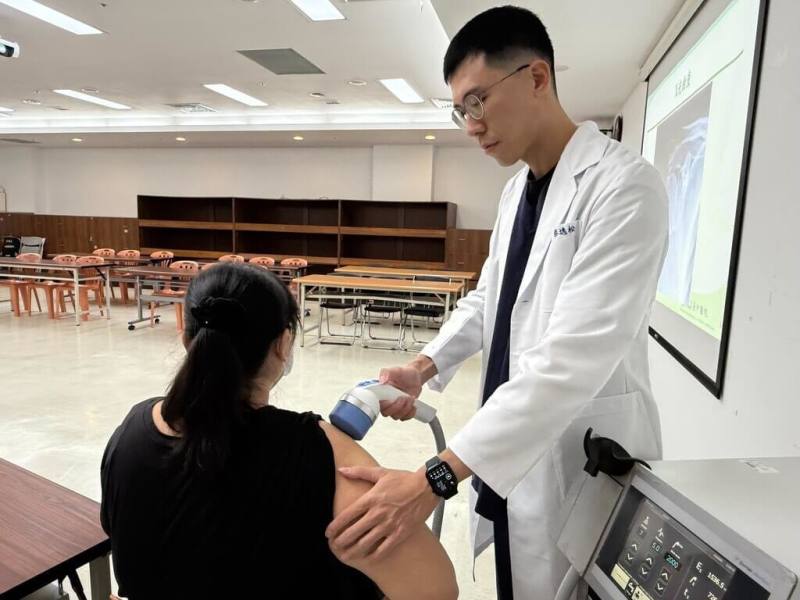衛生福利部台中醫院10日舉辦記者會，復健科醫師蔡逸松（右）說明鈣化肌腱炎患者透過藥物、熱療與電療，加上體外震波治療3週後，症狀明顯改善。（台中醫院提供）