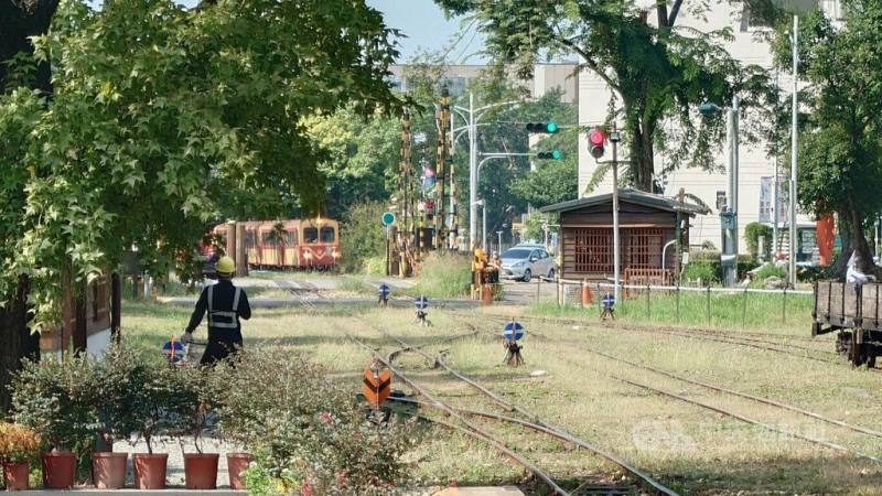 颱風鳳凰即將來襲，阿里山林業鐵路11日上午從嘉義開往阿里山的定期列車預警性停駛，12日、13日則全線停駛