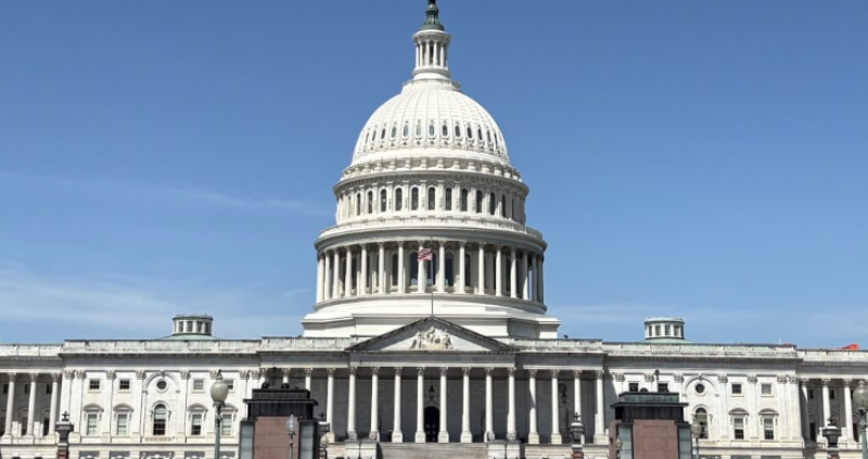 美國聯邦參議院9日晚間表決一項包裹支出法案跨過關鍵門檻，有望送交眾議院表決通過，以結束當前政府關門。圖為美國國會大廈。（中央社檔案照片）