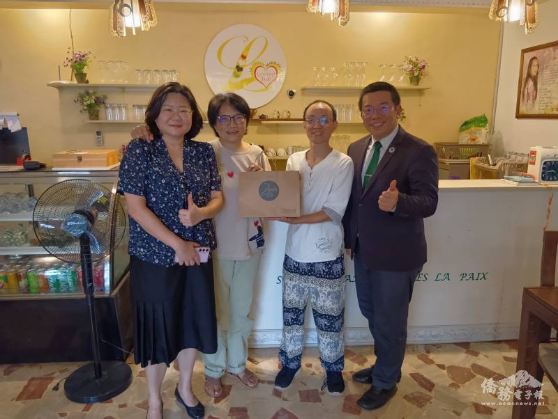 丁店長(左2)、馮經理(右2)歡迎詹前校與徐福君到訪Loving hut素食餐廳，以茶敘方式說明餐廳經營概況與推廣素食情形