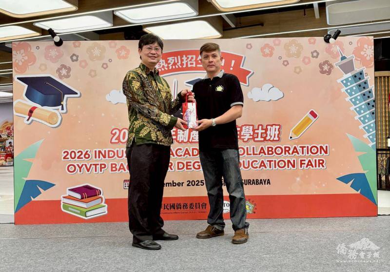 何秘書代表宣導團致贈紀念品予賴副會長，感謝東爪哇留臺校友會對本次活動大力支持。