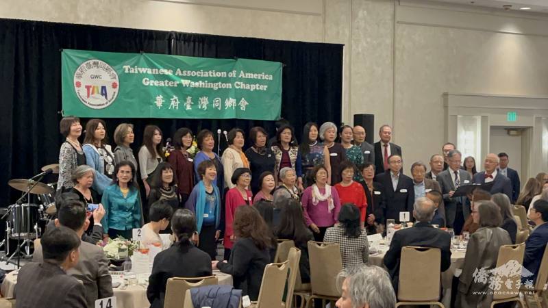 華府台灣合唱團也帶來美妙鄉音，演唱〈遊子回鄉〉和〈一的炒米香〉