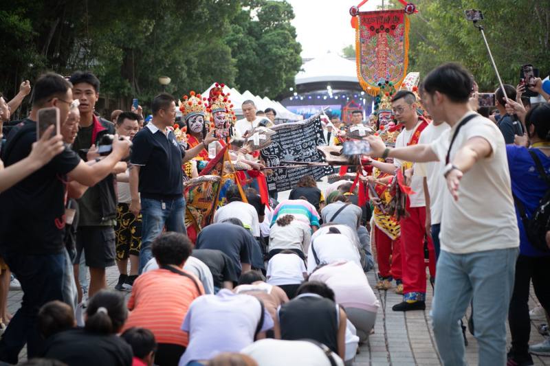 壓軸登場的「收驚祈福儀式」由百位將爺為民眾驅穢賜福，並發送限量將館平安符，為活動畫下順利圓滿的句點