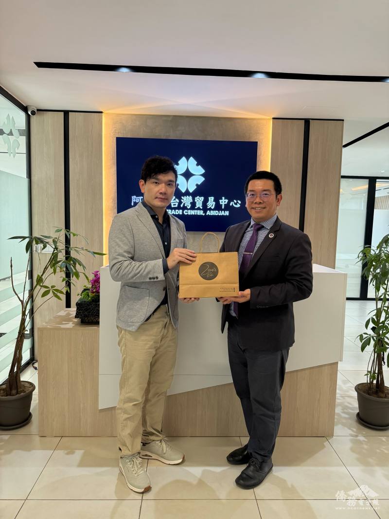 主任林秉毅(左)歡迎詹前校到訪，說明阿比尚臺灣貿易中心近期重點業務內容、服務轄區，以及協助臺灣廠商與服務象國僑臺商相關具體事例