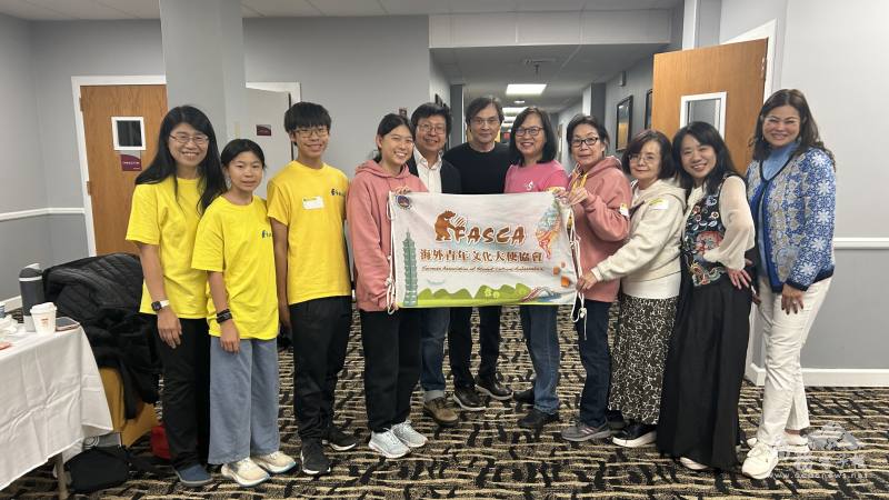 簡守邦(左五)帶領Albany FASCA代表(左二至左四)出席