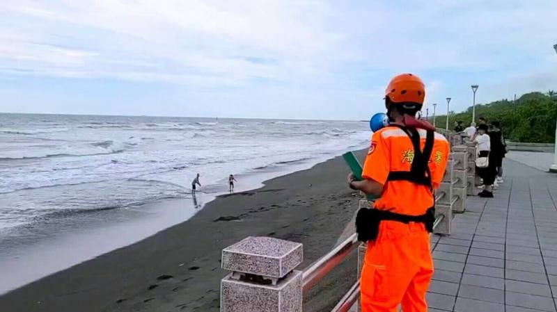 海巡署10日表示，有鑒於颱風鳳凰逼近，若地方政府發布公告警戒區後，違法進入者將依災害防救法開罰。（海巡署提供）