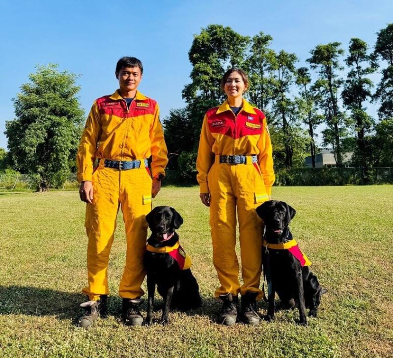 基隆市消防局特種搜救隊編制1對拉布拉多犬兄妹檔，歷經1年6個月訓練，日前通過國際搜救犬組織A級評量，取得國際認證。圖為通過評測的為領犬員小隊長羅竹君（右）與搜救犬克林（Clint）、及隊員温堤鈞（左）與搜救犬甘蒂絲（Candice）。（基隆市消防局提供）