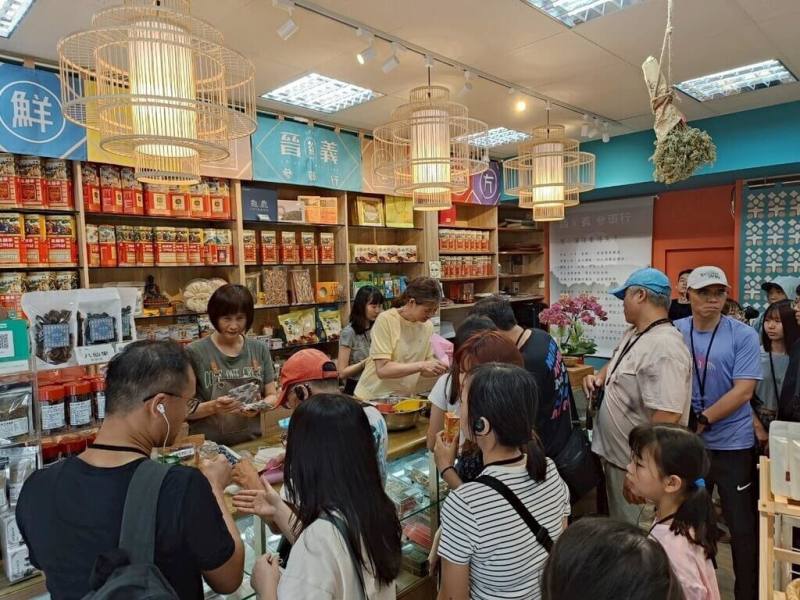 新北市2025「青年再創．老店新妝」計畫啟動，即日起至12月23日開放新莊廟街3年以上商家申請參與改造。圖為2024年度的示範店家「晉義參藥行」，許多年輕人至店家體驗天然草本漢方防蚊包製作。（新北市青年局提供）