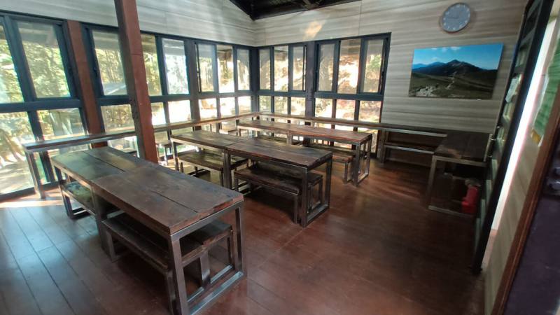 內政部國家公園署玉山國家公園管理處興建觀高山屋，4月試營運開放使用，考量營運管理與維護成本，12月1日起將收費。圖為觀高山屋交誼廳。（玉管處提供）