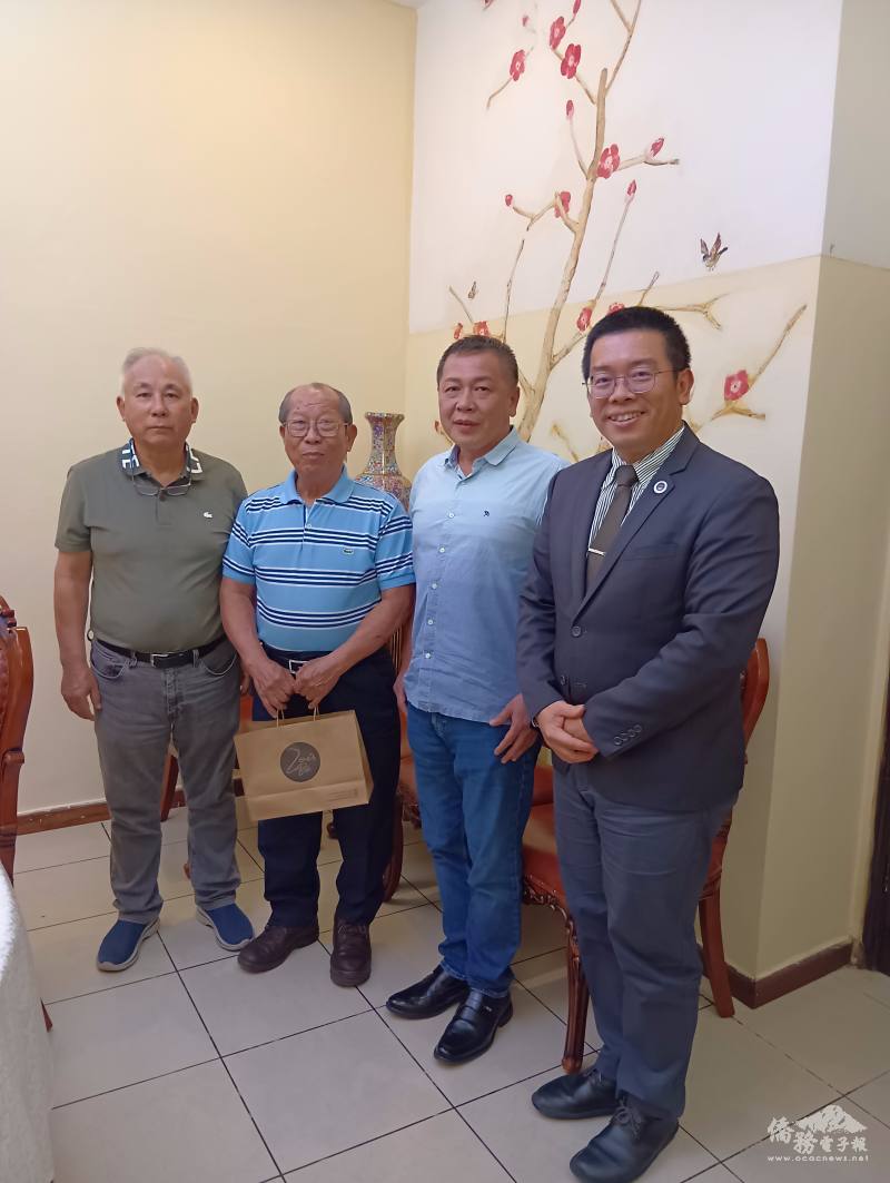 駐奈及利亞代表處僑務秘書詹前校到訪象國首日晚間與吳東穎(左2)、張福民(左1)、趙躍徽(右2)等僑務榮譽職人員座談，傾聽僑界建言並分享先前服務巴西僑社相關經驗