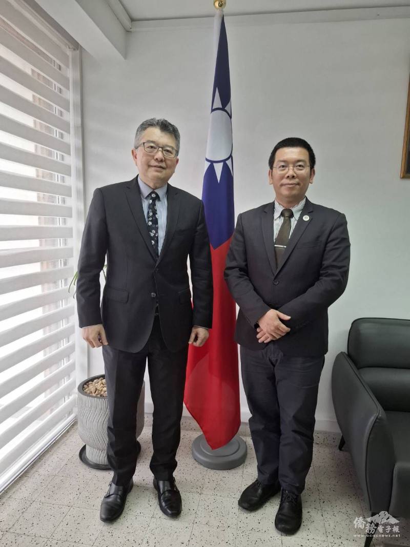 駐象牙海岸代表處大使辛繼志(左)歡迎駐奈及利亞代表處僑務秘書詹前校到訪象國，詳細介紹駐象牙海岸代表處與象國各單位交流