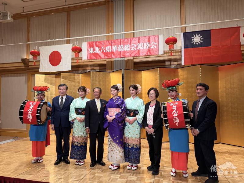 李逸洋夫婦(左2及右3)、南鄉成民(左4)、羅鴻健(右1)與表演者合照