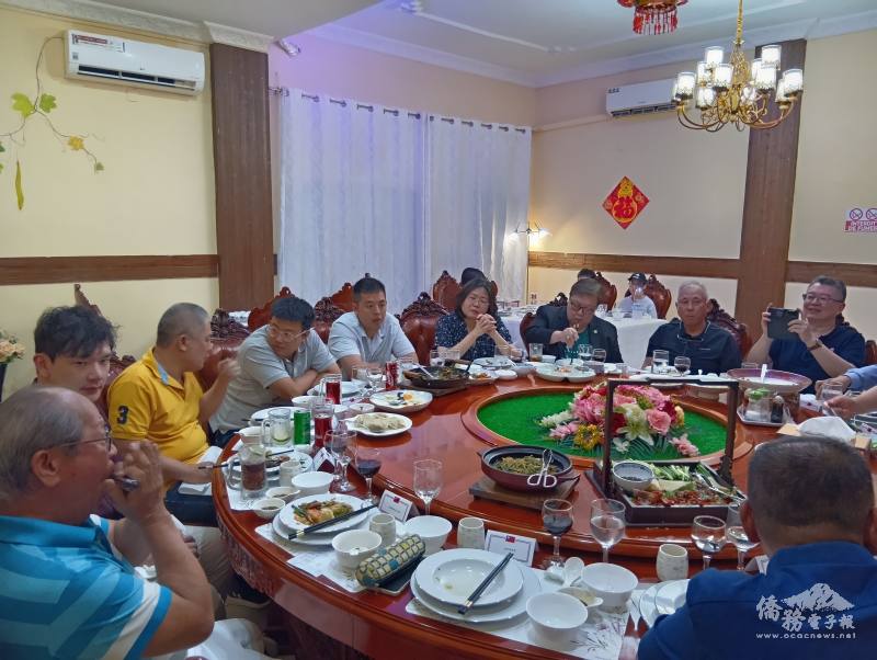 吳東穎(左1)以口琴吹奏膾炙人口歌曲，帶動僑宴歡樂氣氛