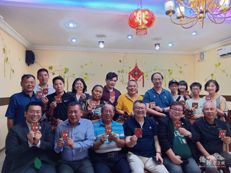 駐象牙海岸代表處主辦之僑宴邀請僑臺商暨第二代共19人參加，辛繼志(前排右3)表示將通力配合日後西非洲地區之僑務工作推展，並期盼詹前校(前排左1)未來每年均能到訪象國，凝聚僑界對我向心