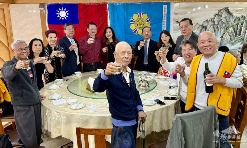 貴賓右二起為僑務諮詢委員斯碧瑤、劉國華、主任尤正才伉儷、處長朱怡靜伉儷、僑務諮詢委員張宏昌、巴西華人資訊網創辦人支黃秀莉、榮光會秘書長高妮娜一起舉杯慶賀榮民節快樂