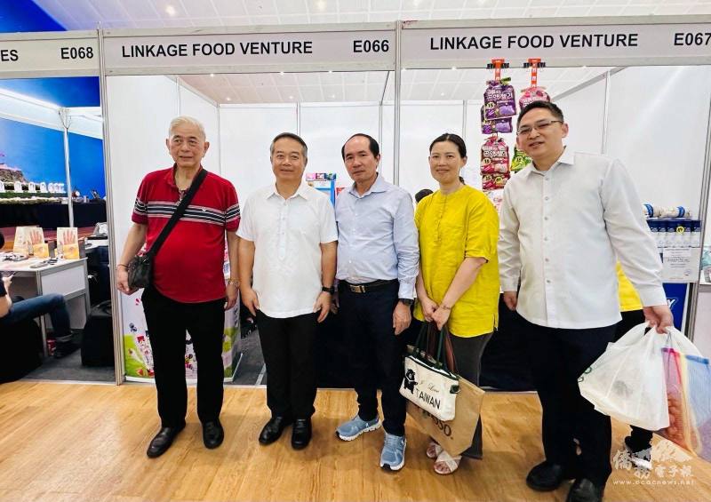 周民淦（左二）、僑務諮詢委員鄭國賓（左三）、僑務促進委員林智勇（左一）參與活動，表達對慈善義舉的支持與肯定。