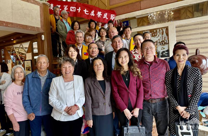 貴賓們和參與者合影