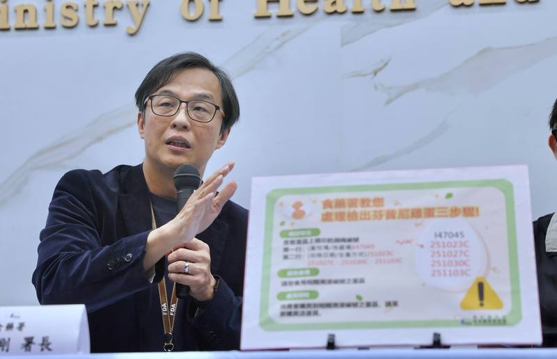 衛福部食藥署10日下午舉行記者會，署長姜至剛親自出席，說明市售雞蛋檢出農藥殘留芬普尼案，提醒民眾可查看蛋品上噴印的溯源碼編號確認