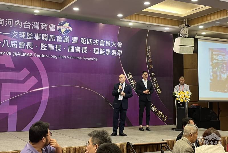 第18屆會長當選人簡大翔(左1站立者)及監事長當選人方建鴻(中間站立者)於會後餐敘向會員致意