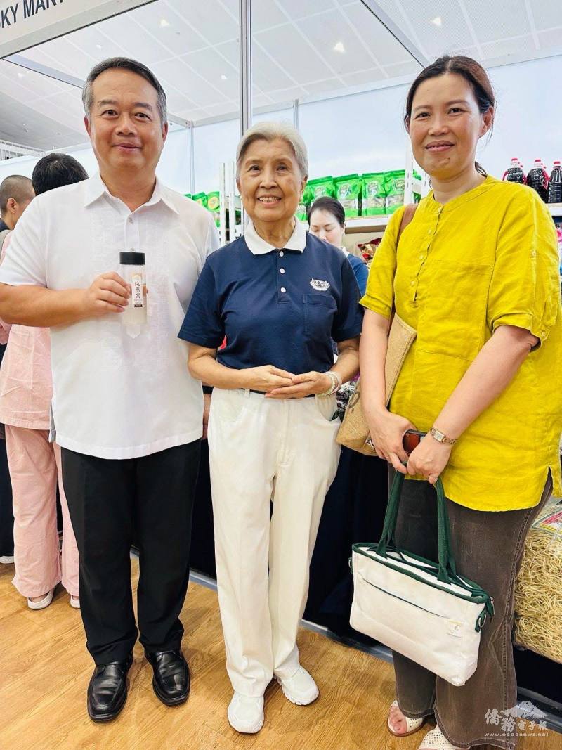 駐菲律賓代表處大使周民淦（左）與菲律賓慈濟首任執行長林小正（中）共同見證「健康．綠生活 2025」義賣市集。