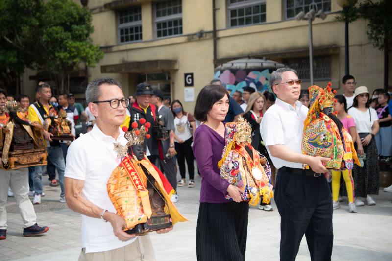 本屆活動特別邀請國立傳統藝術中心宜蘭園區文昌祠文昌帝君(中)、綏靖侯嘉邑城隍廟城隍爺(右)、九華山地藏庵地藏王菩薩(左)參與踩街及開幕式活動