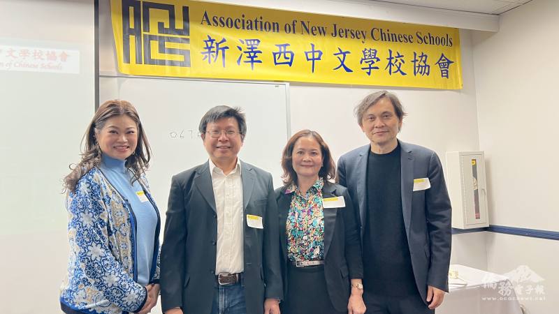 兩主辦單位會長感謝講師提供AI講座，左起為林美華、簡守邦、歐瑪麗、戴松昌