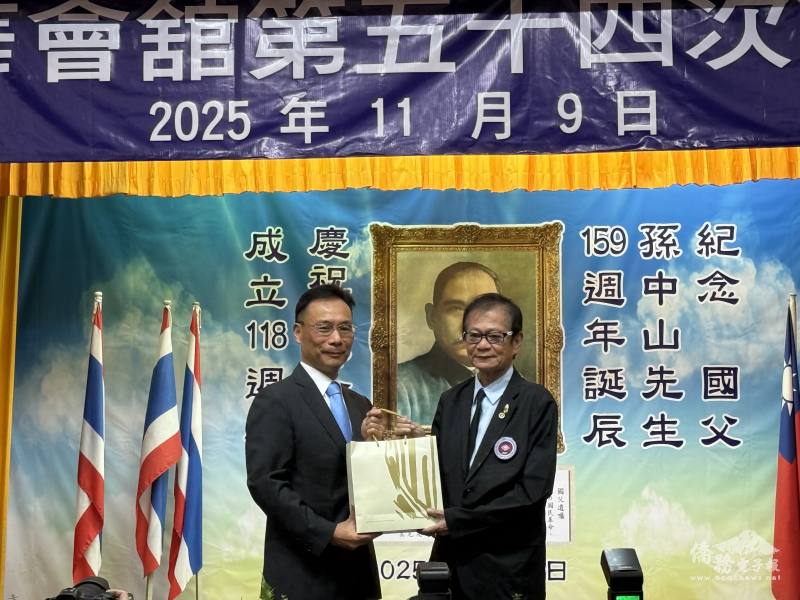 藍夏禮致贈禮品予陳鴻彰