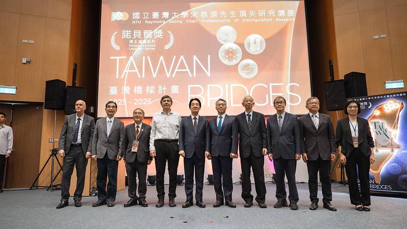 總統與出席貴賓合影