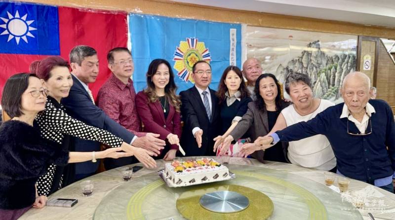 貴賓一起合切榮民節大蛋糕