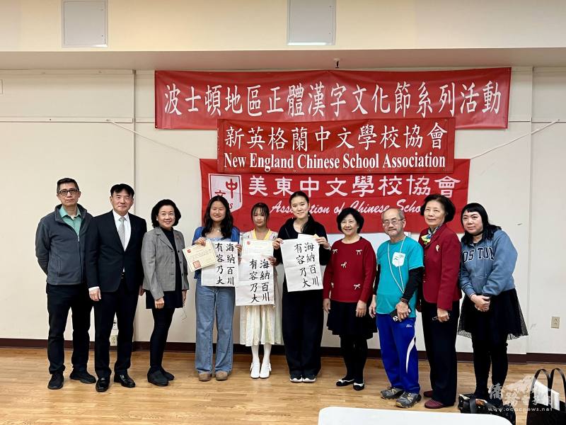 書法比賽高年級組得獎學生及作品與評審和活動工作人員