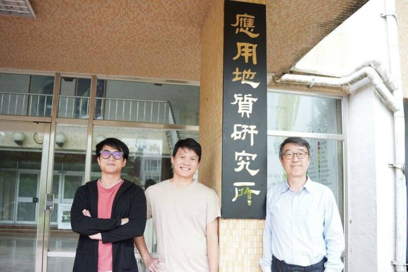 中央大學應用地質研究所教授董家鈞（右）帶領團隊提出一套可用於板岩滲透率與深度評估的新方法，為台灣地熱資源評估與電廠可行性分析開創新方向。（中大提供）