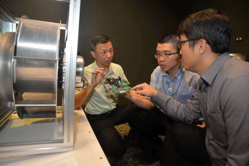 工研院研發團隊展示EC風扇核心驅控模組成果，已成功技轉傳恆綠能與聯昌電子，展現臺灣打造自主零稀土高效節能的技術實力