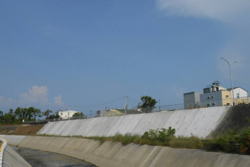 台南市水利局針對善化區溪尾排水左岸護岸崩落處改善工程完成，可望提升整體區域防洪效能。（台南市政府提供）