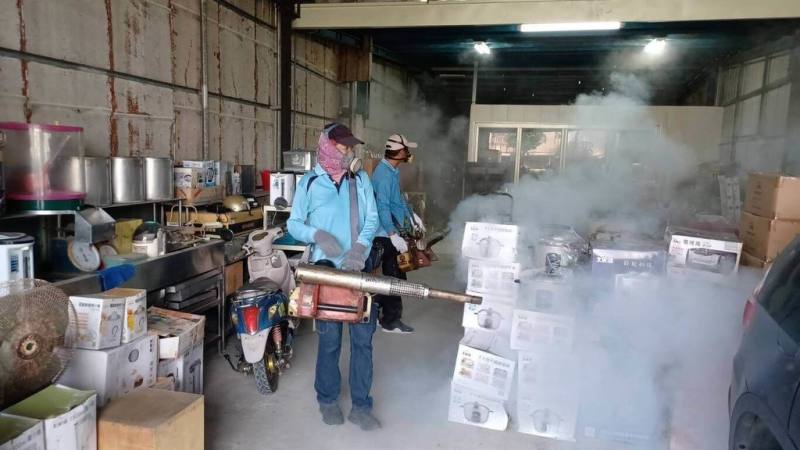 屏東縣出現今年首例本土登革熱病例，個案居住及活動範圍均在萬丹鄉萬安村，衛生局9日派員進行強制孳清及戶內外消毒等緊急防治工作。（屏東縣衛生局提供）