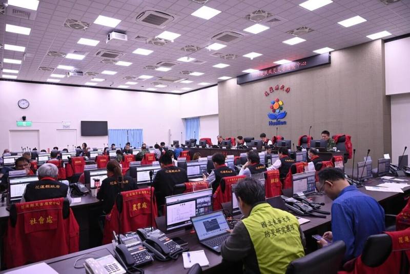 颱風鳳凰逼近，花蓮馬太鞍溪堰塞湖警戒值10日上午7時達紅色警戒。為確保民眾生命安全，花蓮縣政府立即開設一級災害應變中心召開整備會議，會後與中央單位進行視訊會議，強化整備及應變部署。（花蓮縣政府提供）