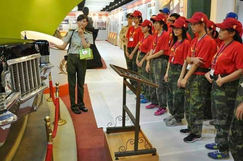 楊旻芳服役期間擔任憲兵史蹟館導覽員，為暑戰營學員實施館內介紹。（楊旻芳提供）