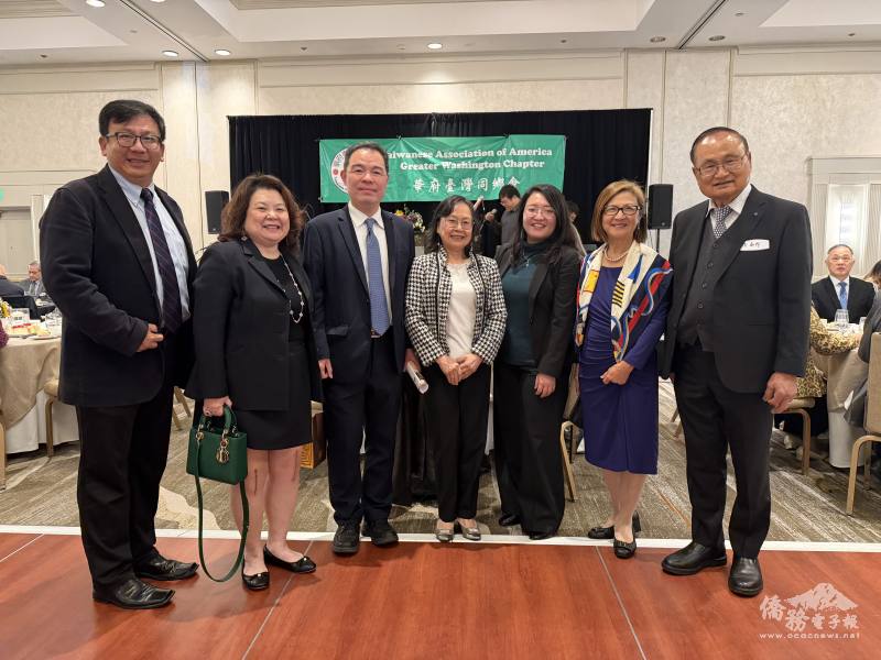 華府文教中心主任黃正杰、副主任李佳蓉與出席活動的部分僑領們合影