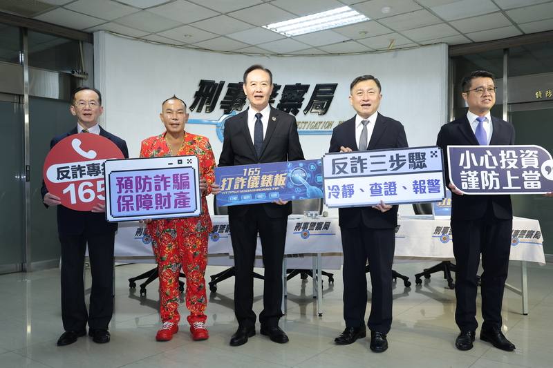 警政署刑事局10日舉行打詐儀錶板記者會，刑事局長周幼偉（中）、「吊車大王」啟德機械董事長胡漢龑（左2）、詐防中心科長徐子哲（右1）、詐防中心主任張文源（左1）、刑事局主祕林宏昇（右2）一同拿著手舉牌宣導防詐