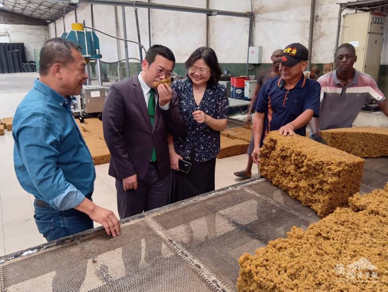 詹前校(左2)、徐福君(左3)參觀趙躍徽(左1)經營之SCM橡膠公司，瞭解工廠生產線實際運作情形