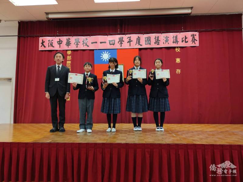 校長頒發中學部獎牌及獎狀