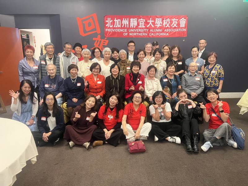 校友齊聚一堂，在笑聲與回憶中，重溫青春歲月、分享人生歷程