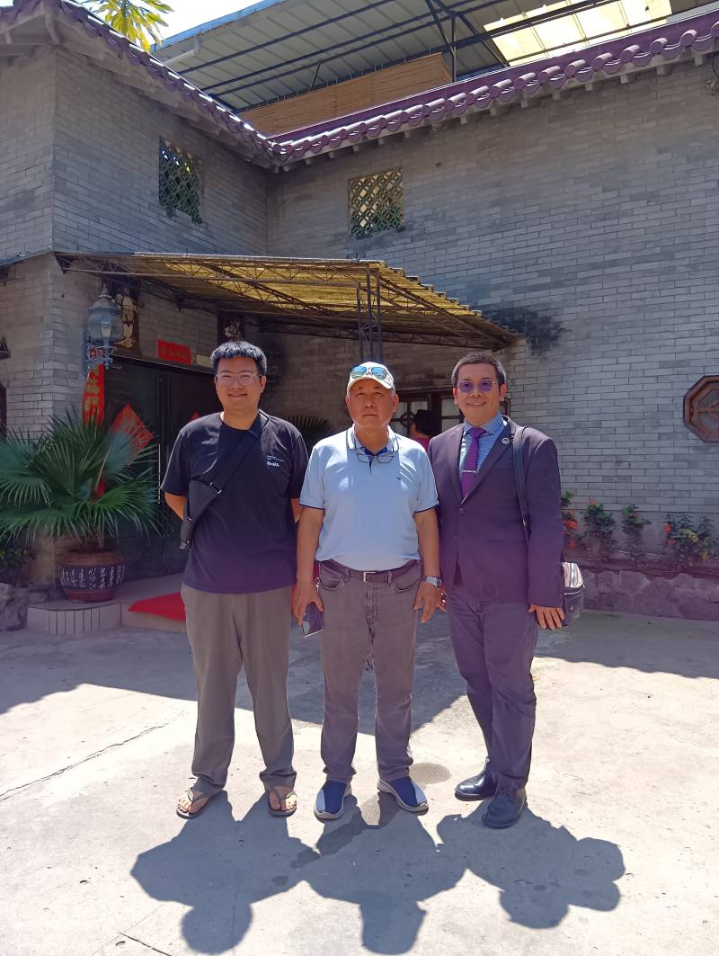 張福民(中)已將北京賓館經營權交棒給兒子張錫堯(左)，於詹前校到訪時共同說明賓館經營理念並實地導覽參觀各種房型