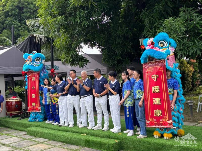 慈濟志工以熱誠笑容推廣環保與健康素食，鼓勵民眾實踐簡樸、永續的生活方式。