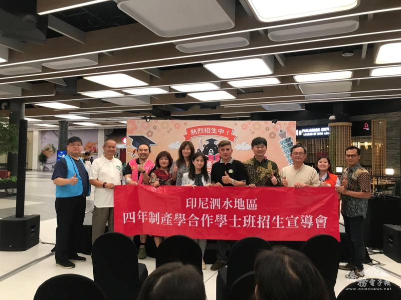 僑務秘書何思毅（右四）、東爪哇留臺校友會副會長賴流民（右五）與宣導團師長一同合影。
